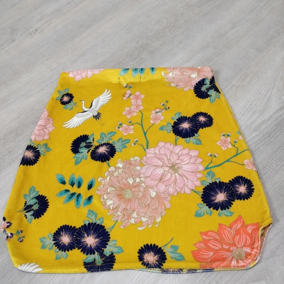 PrettyLittleThing velvety floral yellow mini skirt - Picture 3 of 15